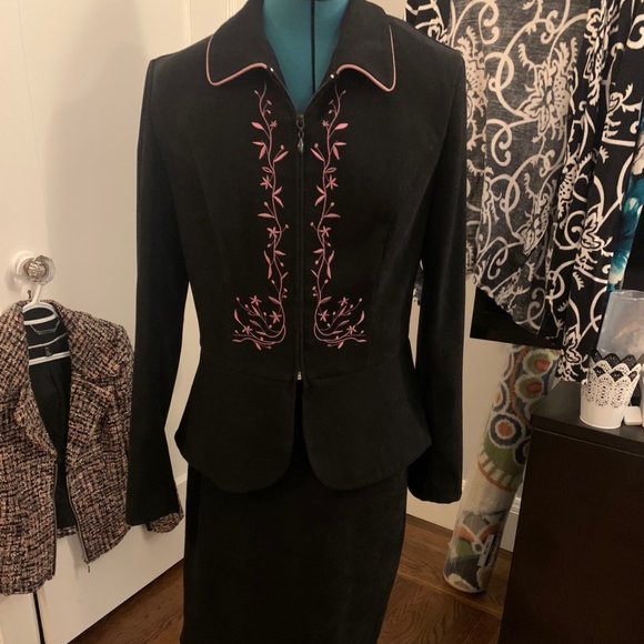 Stunning Black Suit with Elegant Pink Detail - Size 10 - Picture 1 of 2